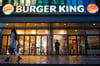Darf Burger King regelmäßig Rabattaktionen anbieten? Zwei Filialbetreiber des Burgerbraters wollen das stoppen.