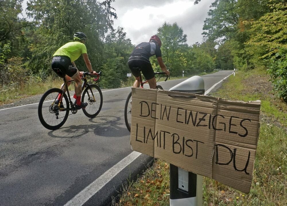 Mentale Unterstützung ist wichtig. Dominic Fehse (links) und sein Unterstützer Andreas Weist sind hier zum x-ten Mal auf dem Weg nach oben. Freunde haben an der Strecke Schilder angebracht.