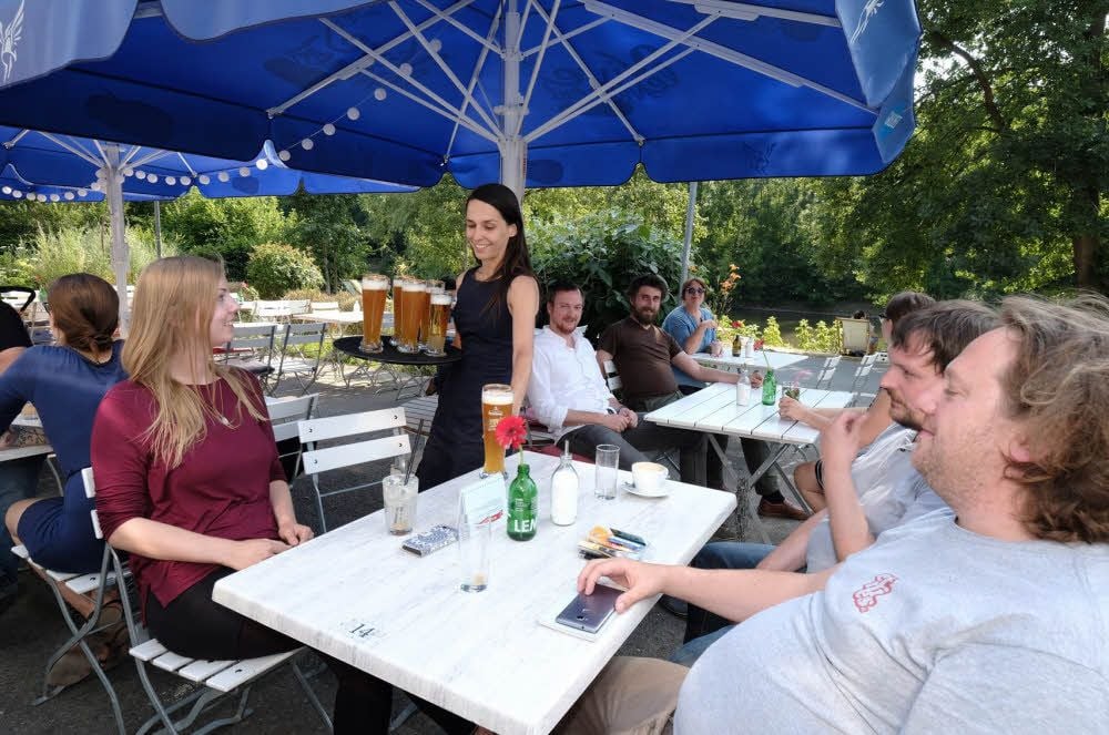 Das Sonnendeck am Pfälzer Ufer ist einer der beliebten Freisitze in Halle. Katharina Markwart serviert das heiß ersehnte kalte Bier.