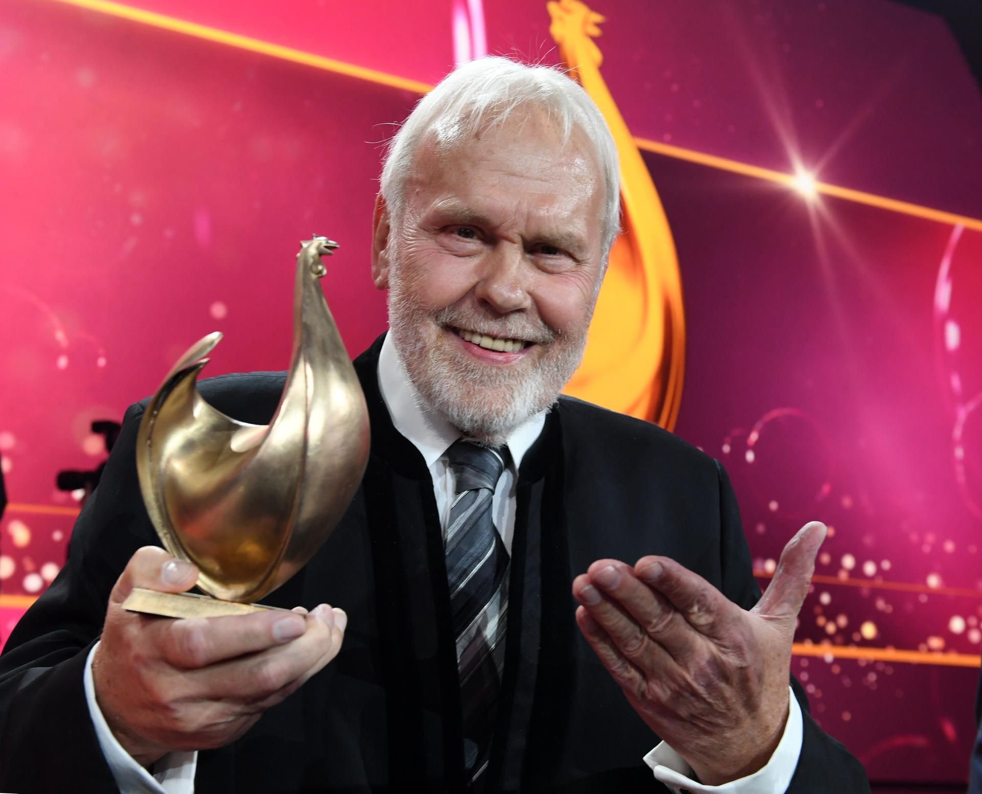 Der deutsche Sänger und Moderator Gunther Emmerlich hält die "Goldene Henne" für sein Lebenswerk in den Händen.