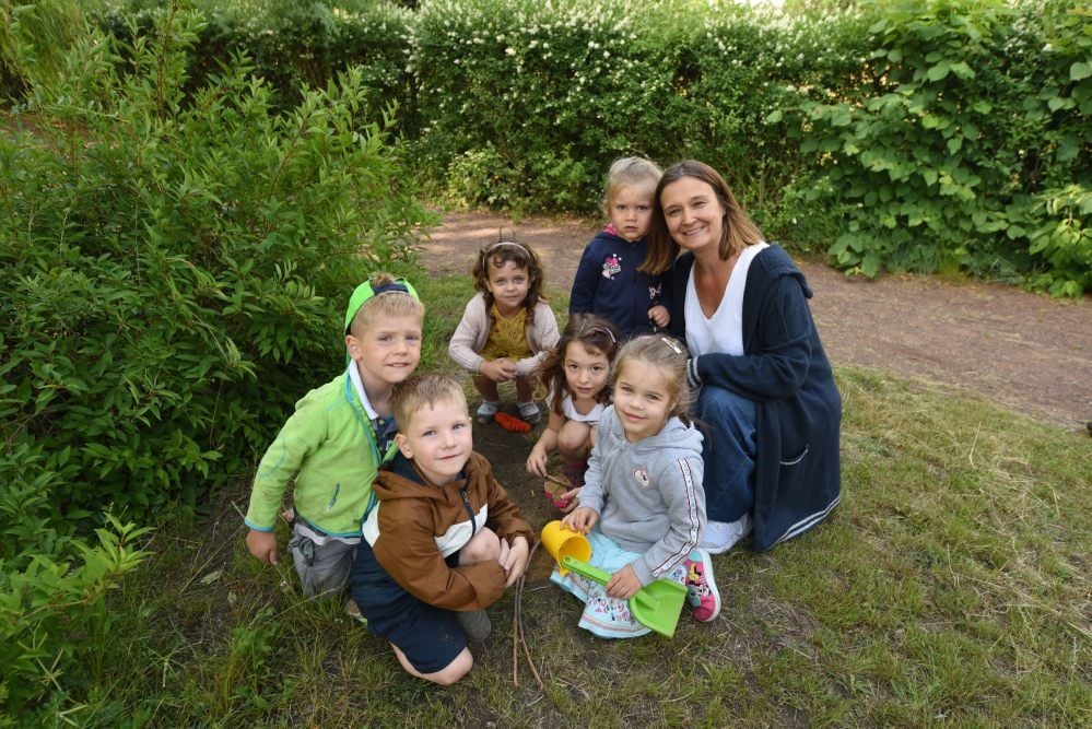 Anke Kaßler mit Kindern der Kita „Mäuseland“ in Frankleben. Sie leitet seit September 2019 die Einrichtung.