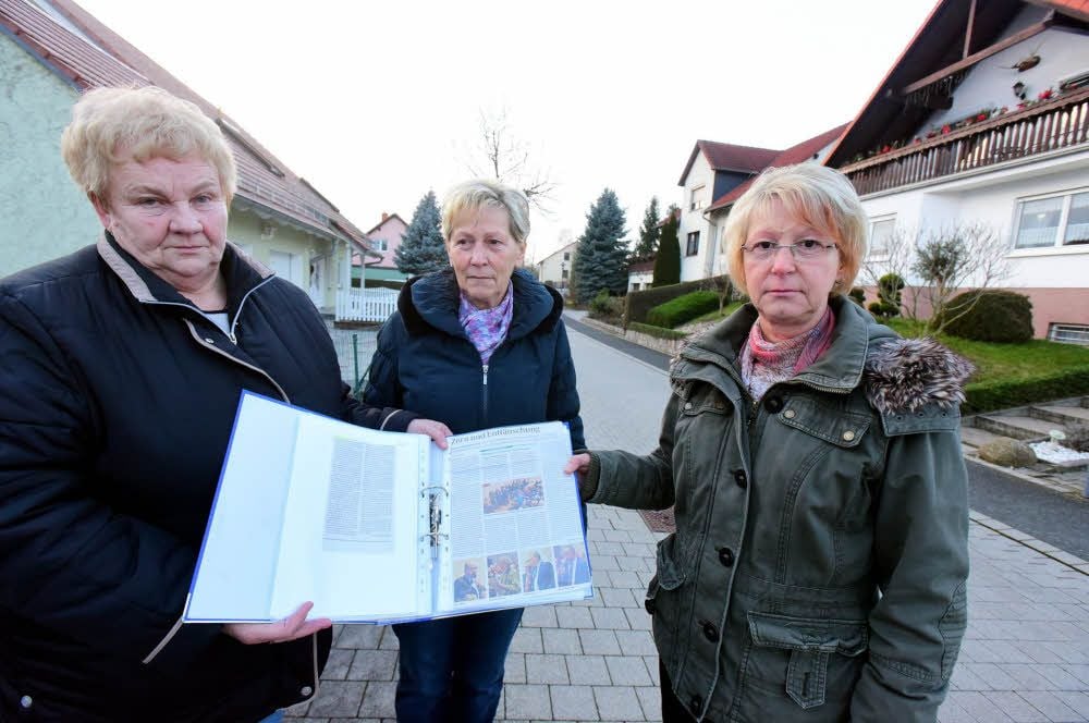 Maria Thieme, Inge Schulz und Carmen Hartung (von links) vom Hohenmölsener Südhang zeigen eine Dokumentation, die sie zusammengestellt haben.