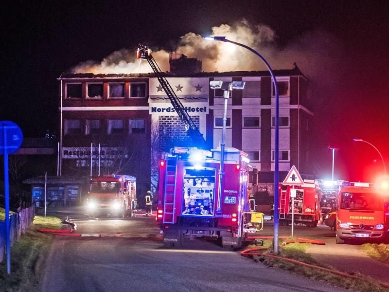 Feuerwehr im Einsatz bei Brand im „Nordseehotel” in Husum. Foto: Benjamin Nolte