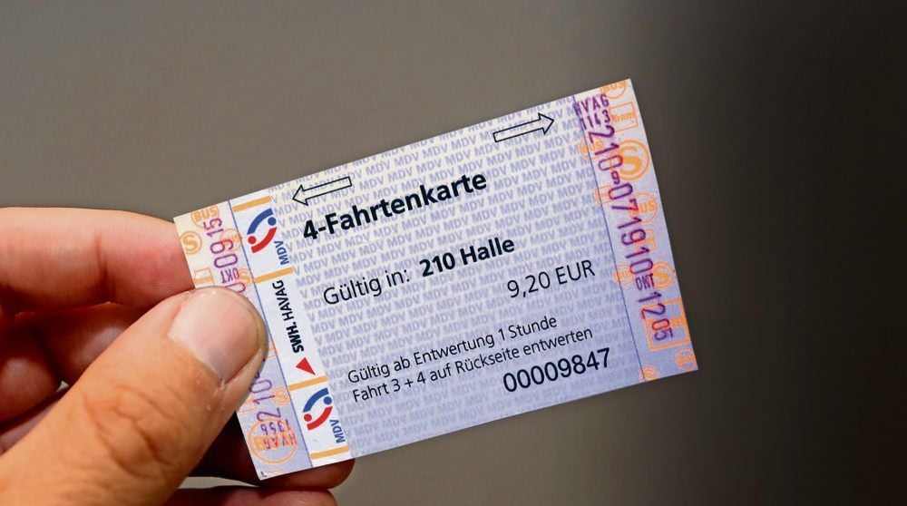 Im Osten Sachsen-Anhalts gelten bald wieder neue Tarife - aber nicht überall. Ein Landkreis geht mit einer kostenlosen Fahrkarte für Schüler eigene Wege.