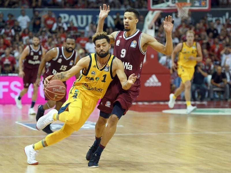 Albas Joshiko Saibou setzt sich hier gegen Bayerns Cunningham (r) durch und gewinnt mit Alba das erste Spiel der Finalrunde. Foto: A. Gebert
