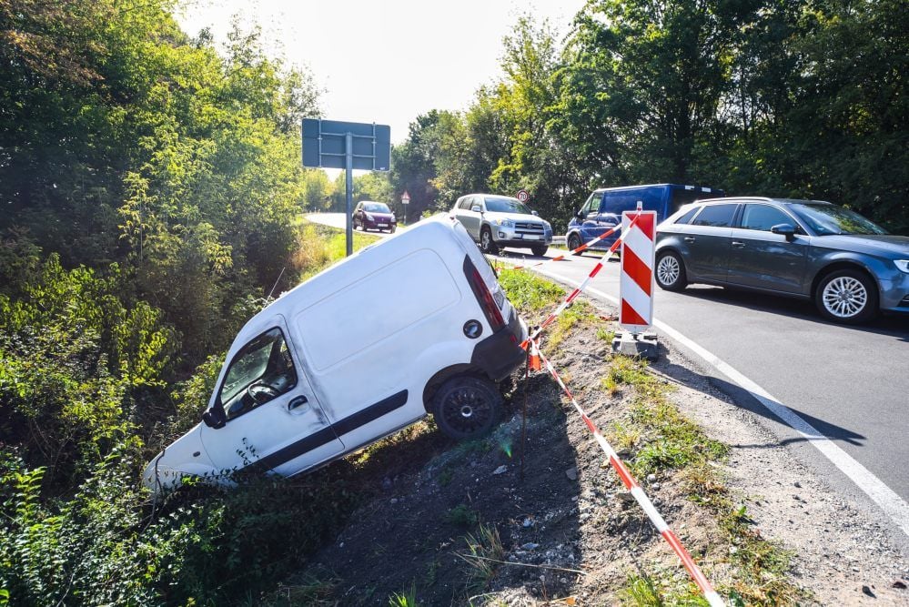 Auf der Straße zwischen Mücheln und Stöbnitz steht seit Ende August ein Unfallwrack im Straßengraben. Wann es beseitigt wird, ist derzeit unklar.