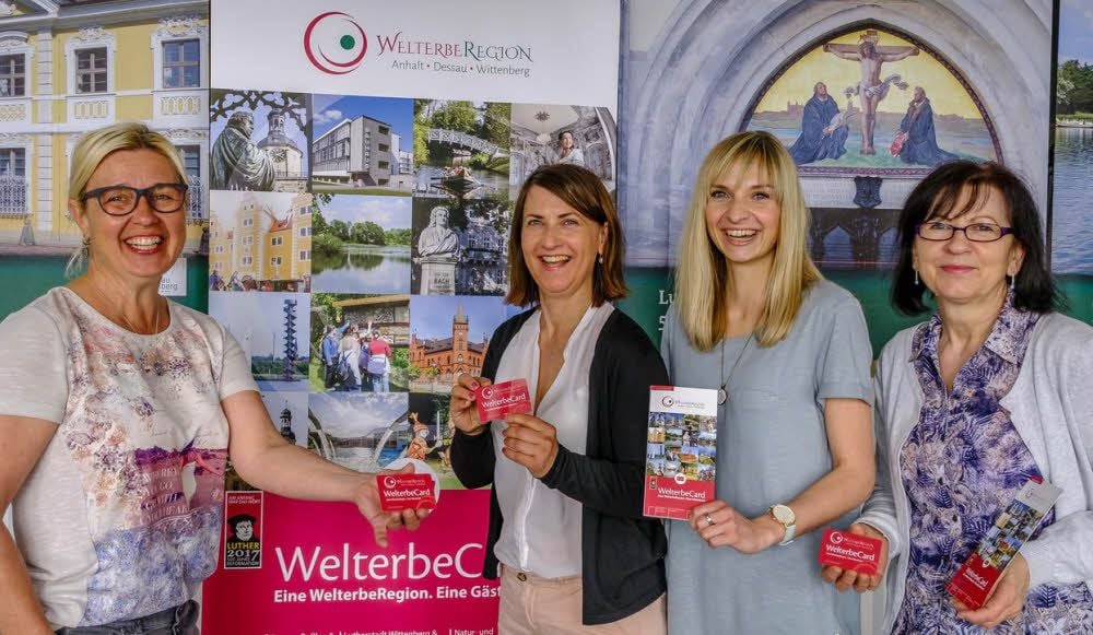 Das Team der Welterbe-Region Anhalt-Dessau-Wittenberg, zu dem Peggy Guszahn, Katrin Hochberger, Nicole Nutzeblum und Marion Ostwald gehören, präsentiert die WelterbeCard.