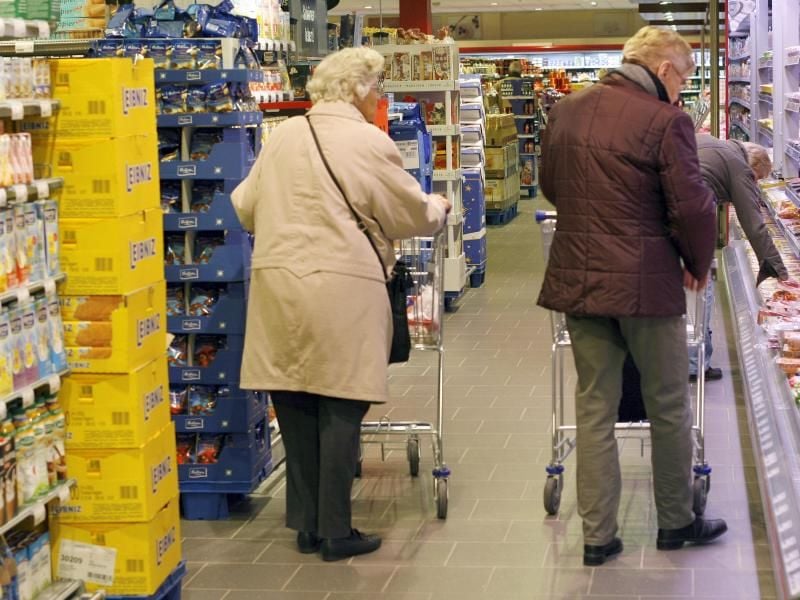 Senioren beim Einkauf im Supermarkt. Foto: picture alliance / dpa