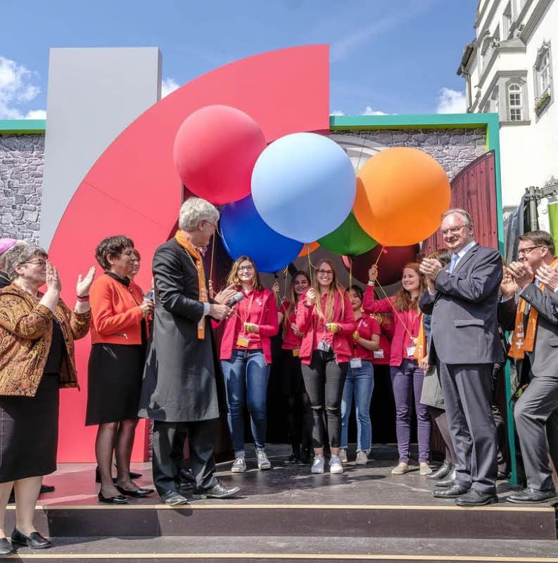 Symbolische Toröffnung mit Prominenz, darunter Ratsvorsitzender Heinrich Bedford-Strohm und Ministerpräsident Reiner Haseloff.