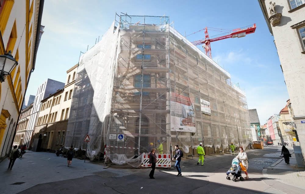 Die Baustelle mitten in der City: Hier entstehen ein Hotel, Mietwohnungen und in einem Neubau nebenan auch Eigentumswohnungen.