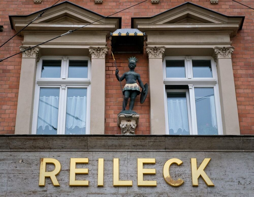 Eine Internet-Petition fordert die Umbenennung der „Mohren-Apotheke“ am Reileck. Die CDU stellt sich jetzt auf die Seite der Apotheker.