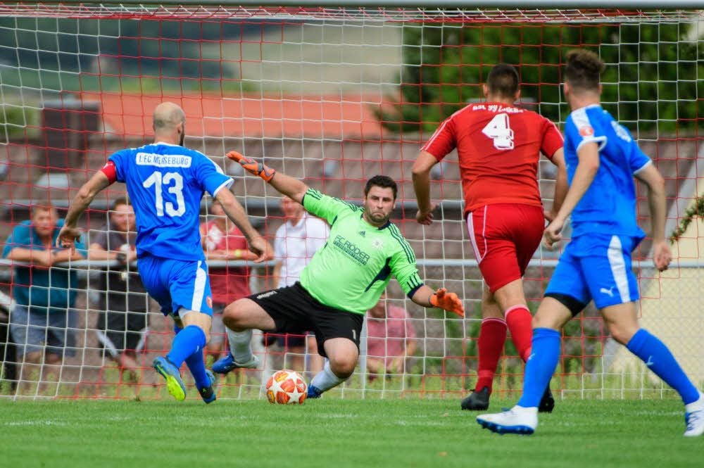 Lauchas Torwart Tobias Schöneburg macht sich breit, kann aber das Merseburger Führungstor durch Sebastian Dräger nicht verhindern.