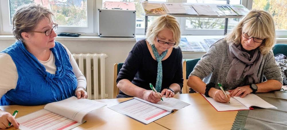 Eine Vereinbarung hält die Kooperation in Schriftform fest: Carola Blunk, Andrea Köpsel und Susann Dubro (v.l.) unterschreiben das Papier, das den Übergang von der Tagesstätte in die Grundschule regelt.