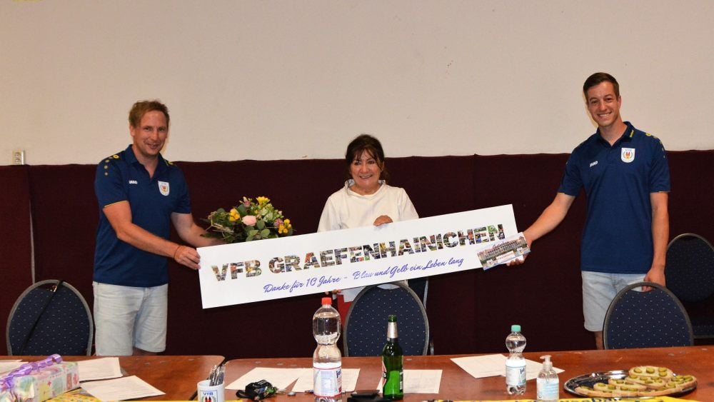 Cornelia Kuhnert wird von Steve Schaller (li.) und dem Vizepräsidenten Martin Otto würdig verabschiedet.