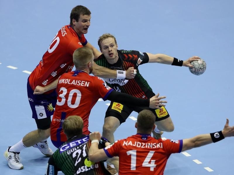 Kein Durchkommen für den Magdeburger Omar Ingi Magnusson (r) gegen drei Spieler vom Bergischen HC. Foto: Ronny Hartmann/dpa-Zentralbild/dpa