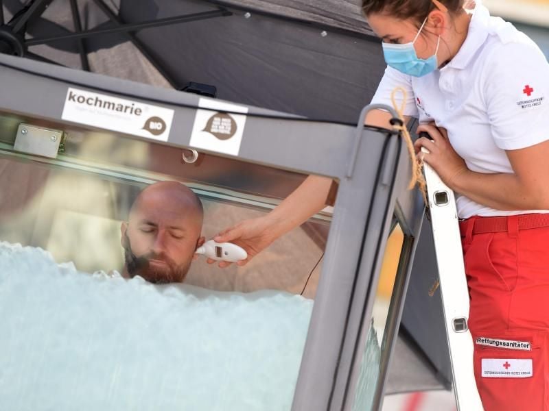Extremsportler Josef Köberl steht in einer Eiskabine. Foto: Guo Chen/XinHua/dpa