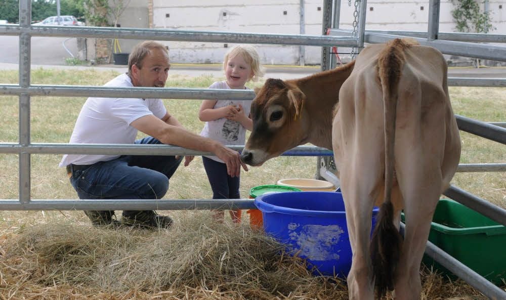Anfassen erwünscht: Kiara und Papa Jens Michalski gehen auf tierische Tuchfühlung.
