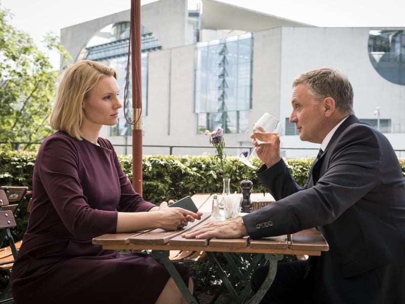 „Die Lobbyistin”: Die junge Bundestagsabgeordnete Eva Blumenthal (Rosalie Thomass) trifft den Lobbyisten Wolfgang Zielert (Bernhard Schir) vor dem Kanzleramt. Foto: Christoph Assmann/ZDF