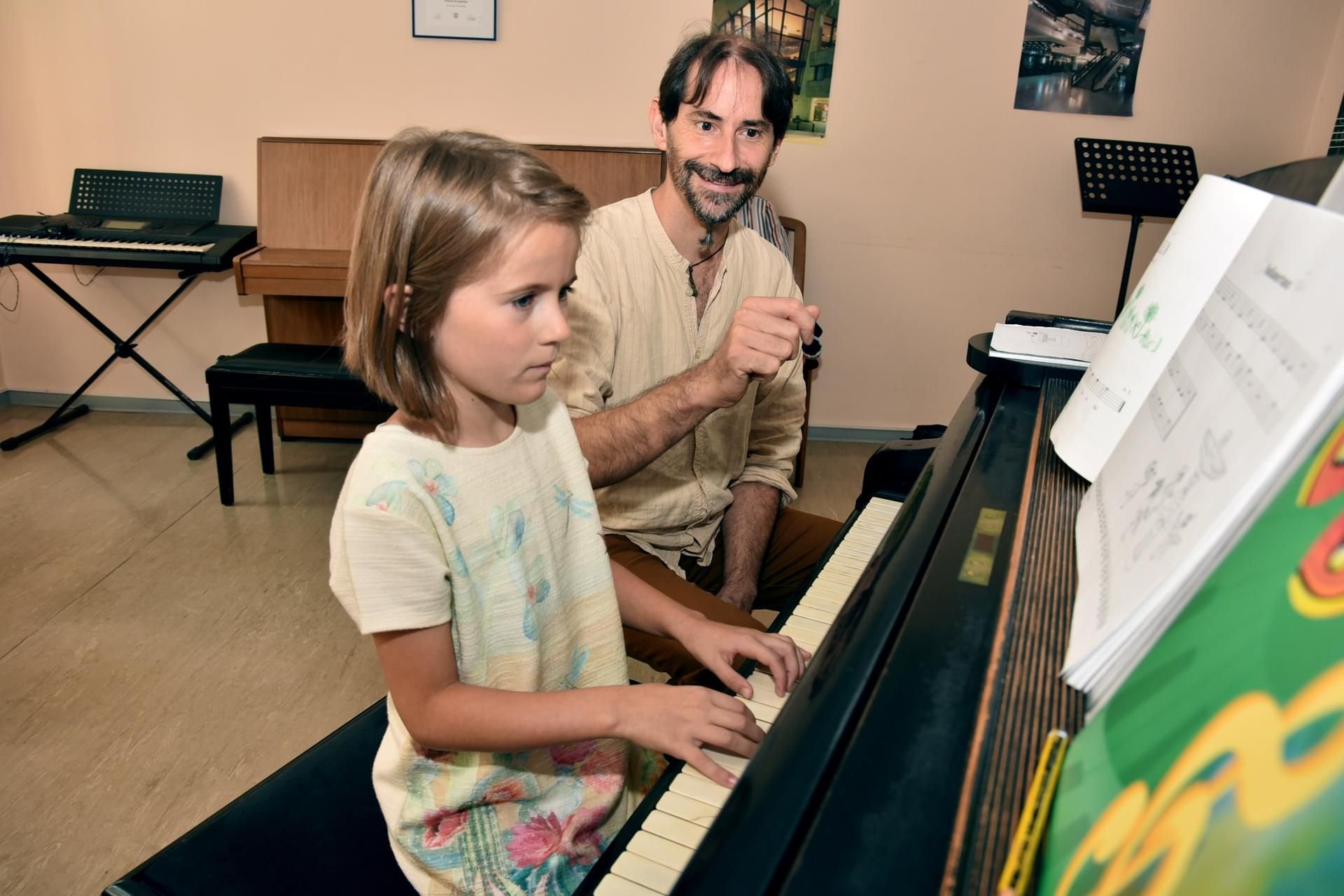 Die achtjährige Mathea Theuring erlernt bei Lehrer Peter Lang das Klavierspielen.