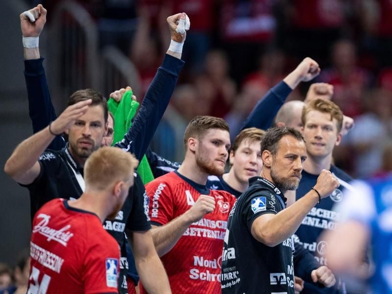 Trainer Maik Machulla (2.v.r) und die Flensburger Bank bejubeln ein Tor. Foto: Guido Kirchner