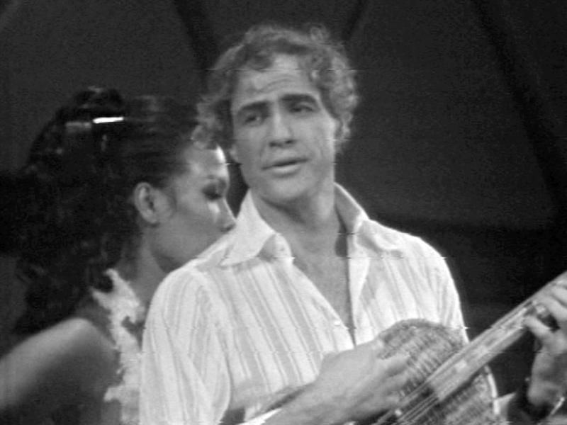 Marlon Brando mit einer tahitianischen Tänzerin während einer Unicef-Gala 1967 in Paris. Foto: ARTE France