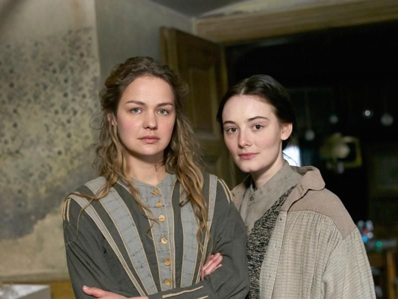 Film-Schwestern: Maria Ehrich (als Marie Steinmann, r) und Louise Heyer (als Johanna Steinmann). Foto: Michael Heitmann