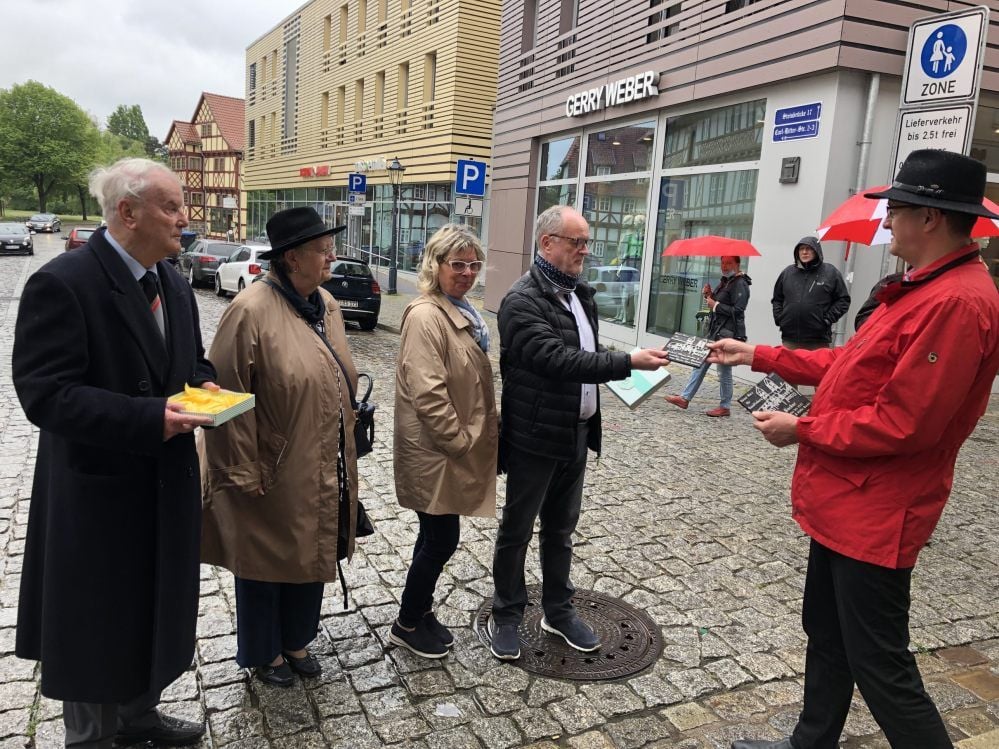 Jörg Finck (r.) übergibt die Positivmodelle der Stiftermedaillen an Hans-Joachim und Käthe Becker sowie an Illona und Michael „Mosi“ Becker (v.l.n.r.).