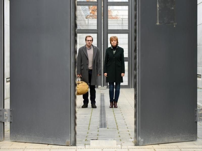 Bernd Stach (Florian Teichtmeister) wird aus dem Gefängnis entlassen, Kommissarin Lucas (Ulrike Kriener) begleitet ihn hinaus. Foto: Barbara Bauriedl/ZDF