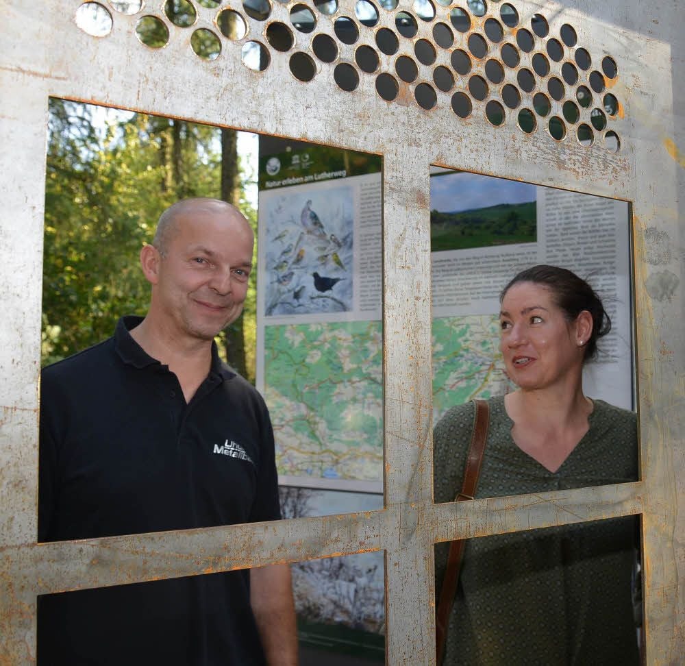 Aus Stahlblech, Holz und Glas baute Torsten Uhde aus Thale die Naturerlebnisstation „Rotkehlchen“. Die Künstlerin Ines Alig-Petsch aus Schwenda malte die Bilder.