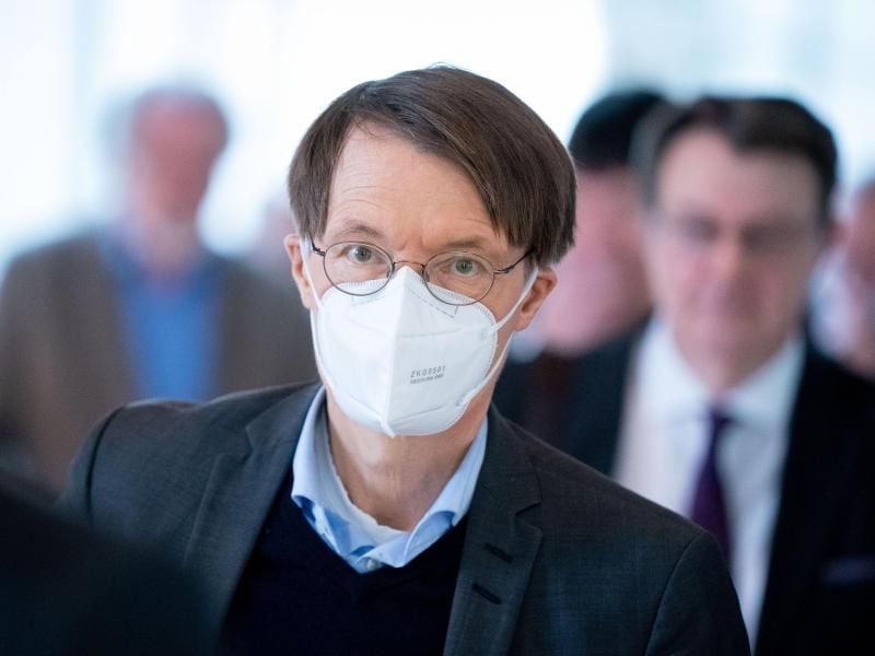 Steht dem DFL-Konzept zu Zuschauer-Rückkehr eher kritisch gegenüber: SPD-Politiker Karl Lauterbach. Foto: Kay Nietfeld/dpa