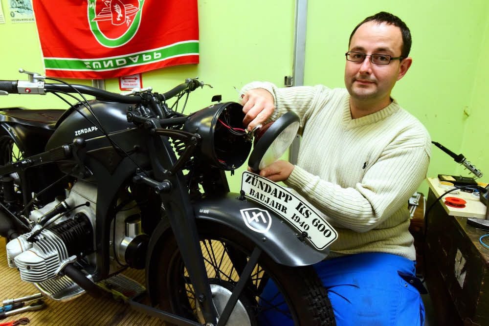 Zurzeit arbeitet Martin Schulze an dieser für das Militär produzierten Zündapp KS 600 mit Zweizylinder-Viertakt-Boxermotor.