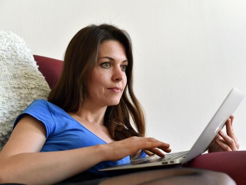 Ob die Selbstbeschreibung von Unternehmen in Stellenanzeigen plausibel sind, können Bewerber auf deren Webseiten haurausfinden. Foto: Jens Kalaene