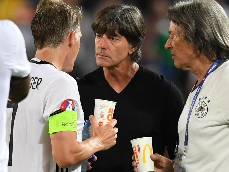 Jogi Löw redet Bastian Schweinsteiger nach dem Sieg über Italien stark. Foto: Arne Dedert