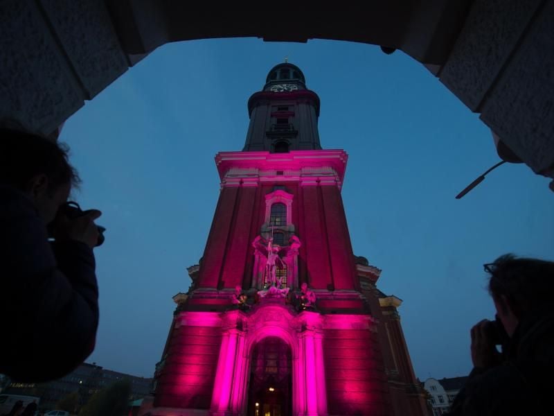 Portal der Michaelis Kirche in Hamburg leuchtet zum Welt-Mädchentag in Pink. Foto: Maja Hitij/Archiv