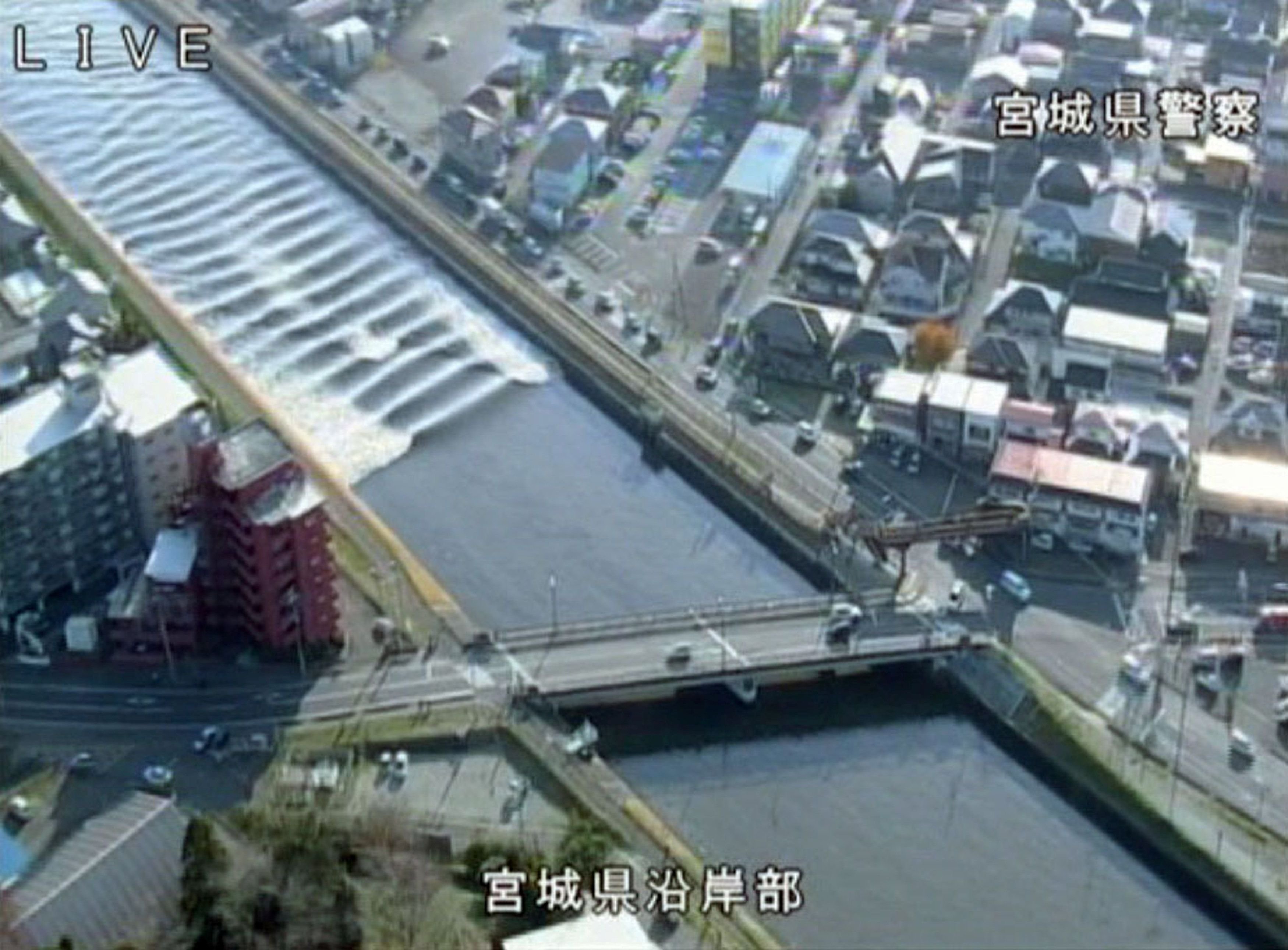 Auf dem Sunaoshi-Fluss in der japanischen Miyagi-Präfektur hat sich nach dem Erdbeben eine Flutwelle gebildet,