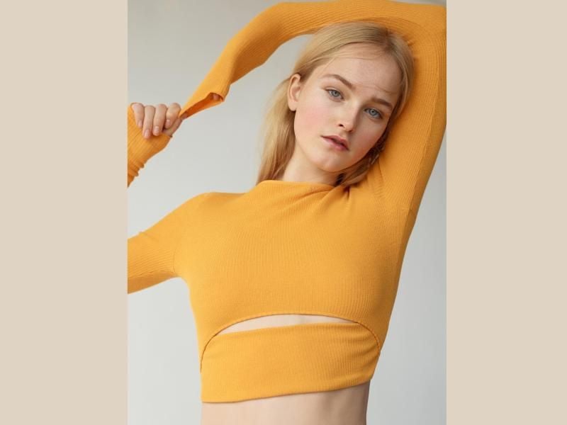 Trendsetter weiten den Bauchfrei-Trend schon so weit nach oben aus, dass er die sogenannten „Underboobs” zur Schau stellt. Auch Zara hat diesen Trend in der aktuellen Kollektion übernommen (Shirt ca. 16 Euro). Foto: Zara/dpa-tmn
