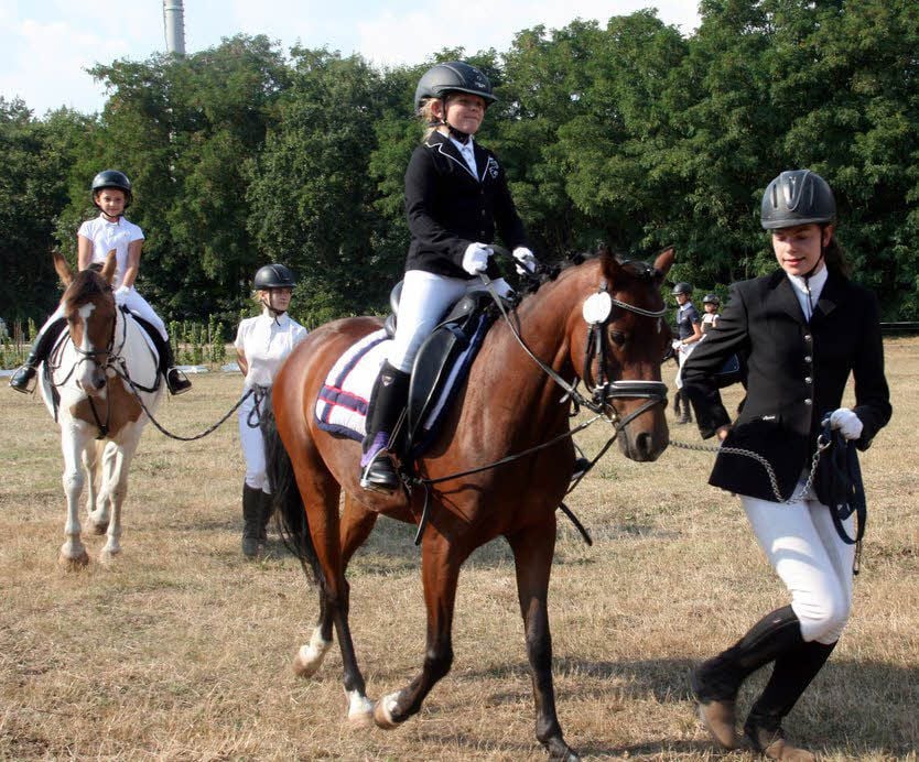 Der Nachwuchs sitzt beim Führzügelwettbewerb gut im Sattel. Vorn: Emilia Lena Gutewort auf „Mountain Petter“ (RV Flämingrand), geführt von Kim Müller. Links: Alexa Krause auf „Nora“ (Himmelsberger RV), begleitet von Friederike Meinhof.