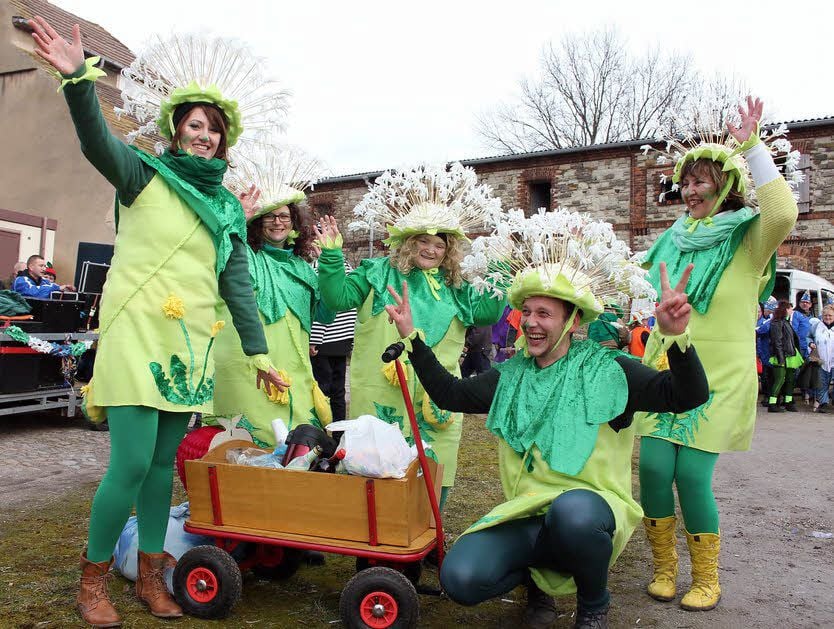 Die Gruppe um Familie Döpelheuer tanzte als Pusteblumenformation.