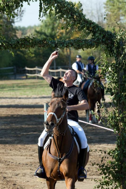 Echte Könner spießen den Ring im Galopp auf.