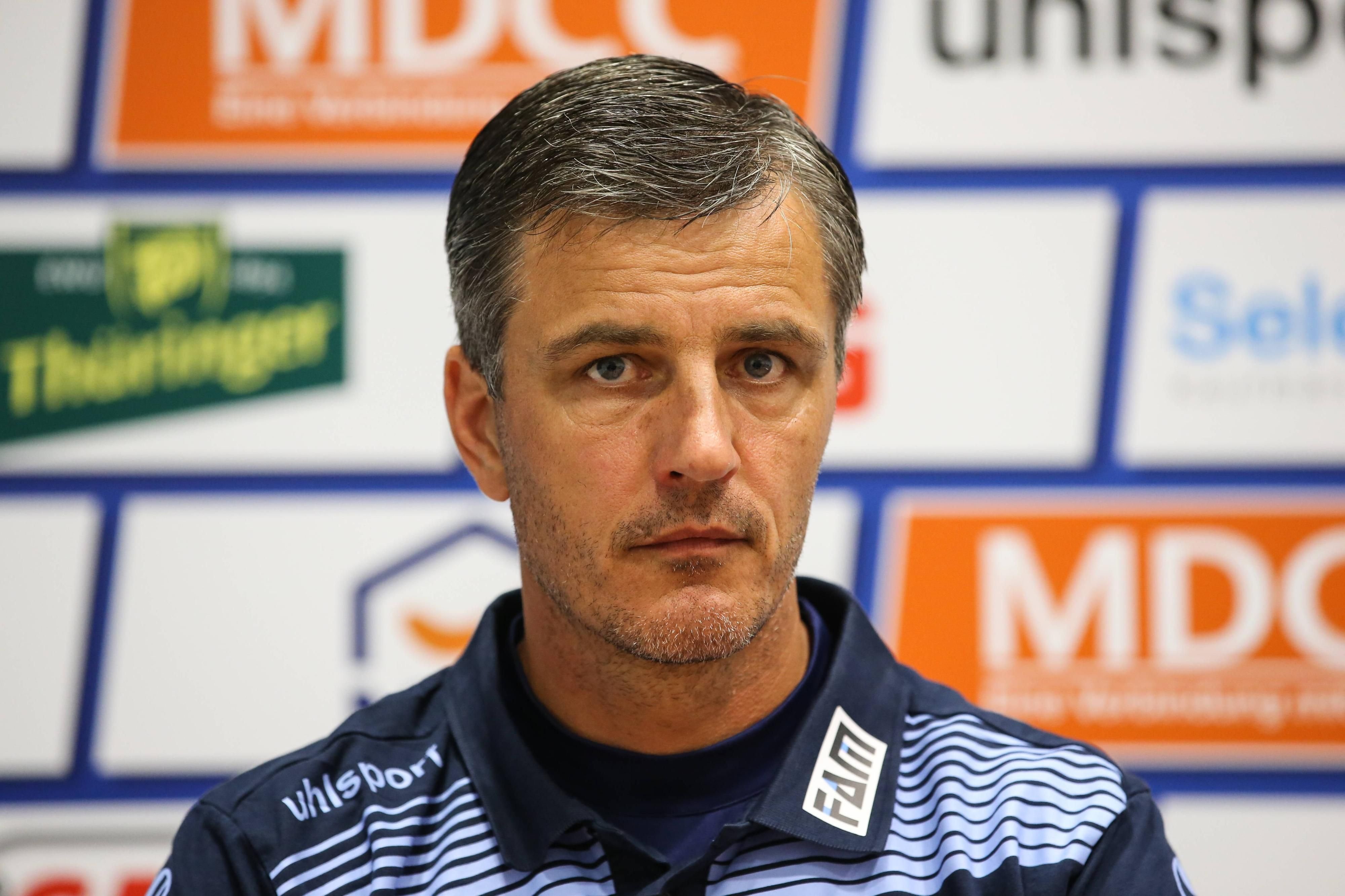 Trainer Jens Härtel bei der ersten Pressekonferenz der jungen Saison.