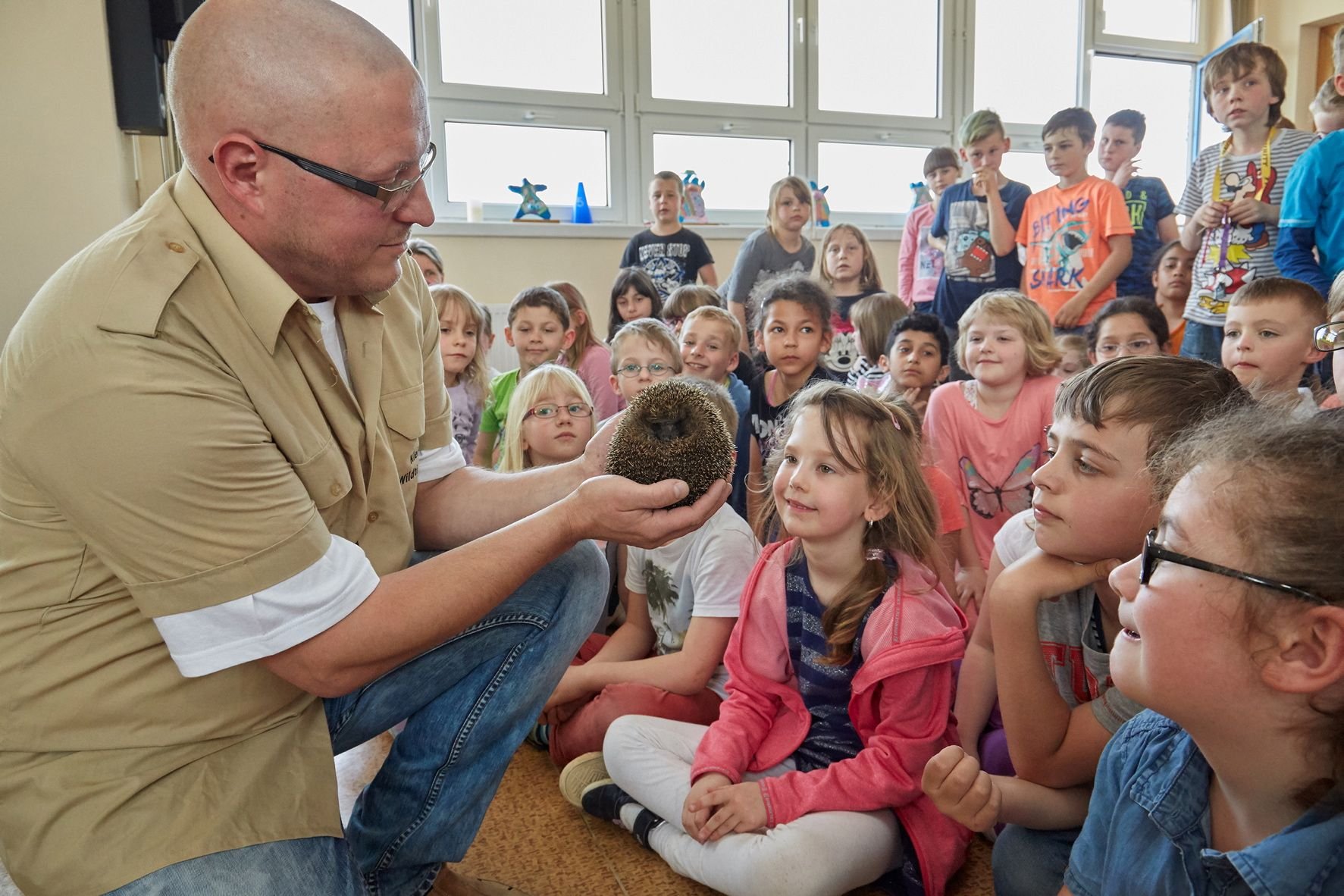 Michael Hartrott zeigt den Kindern in der Regenbogenschule in Bernburg einen kleinen Igel.