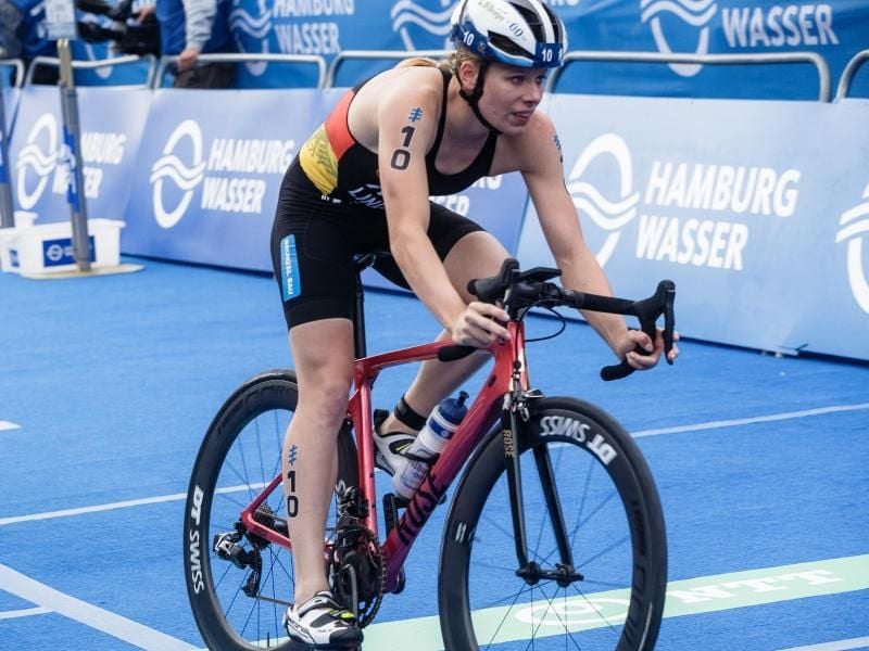 Triathletin Laura Lindemann beim Radfahren. Foto: Markus Scholz