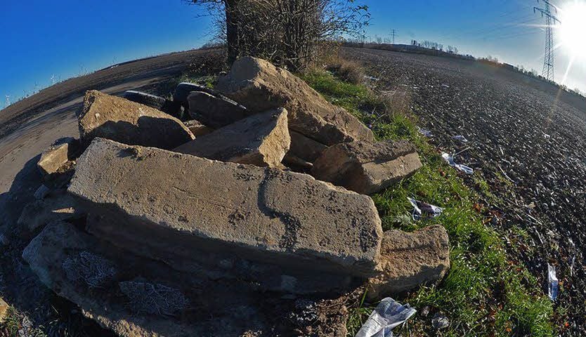 An mehreren Stellen entlang des Weges findet sich illegaler Müll.