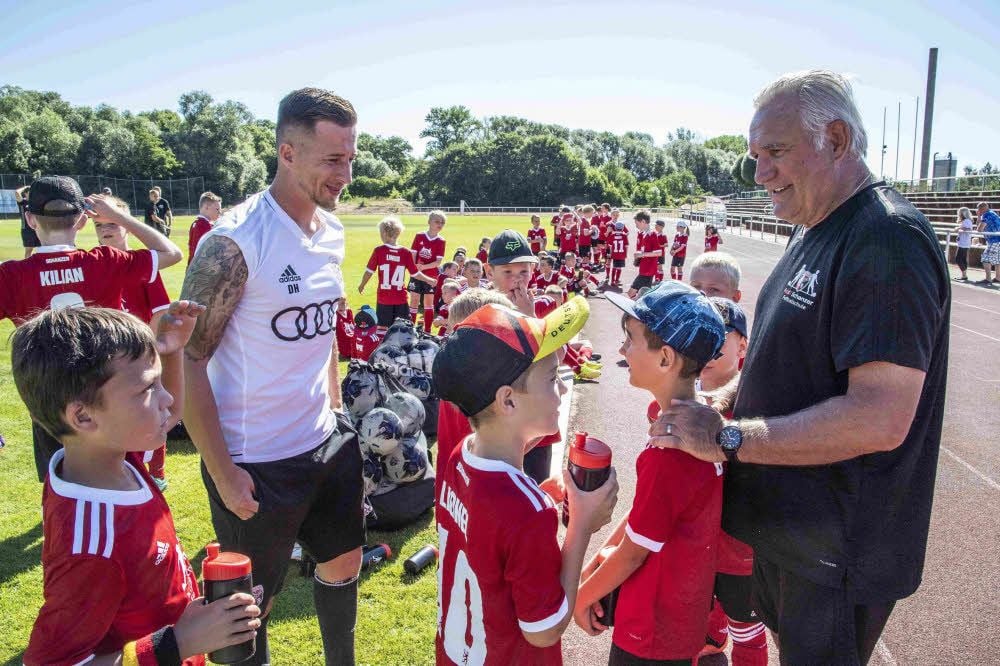 Wie wichtig Trinkpausen bei diesen sommerlichen Temperaturen sind, wissen die Trainer Uli Schulze (rechts) und Daniel Hagen. „Wir legen definitiv öfter welche ein als in den letzten Jahren“, vergleicht Hagen.
