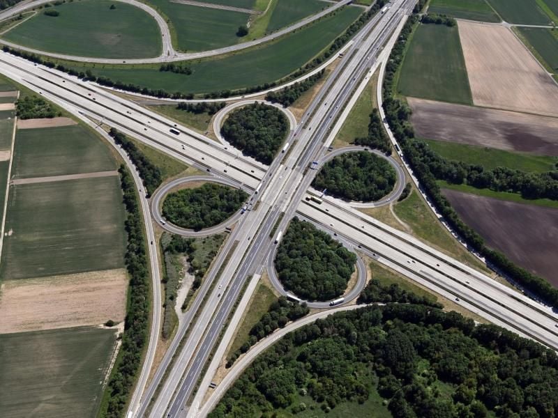 Luftbild vom Autobahnkreuz Walldorf. Hier kreuzen sich die Autobahnen A5 und A6. Foto: Uli Deck/dpa