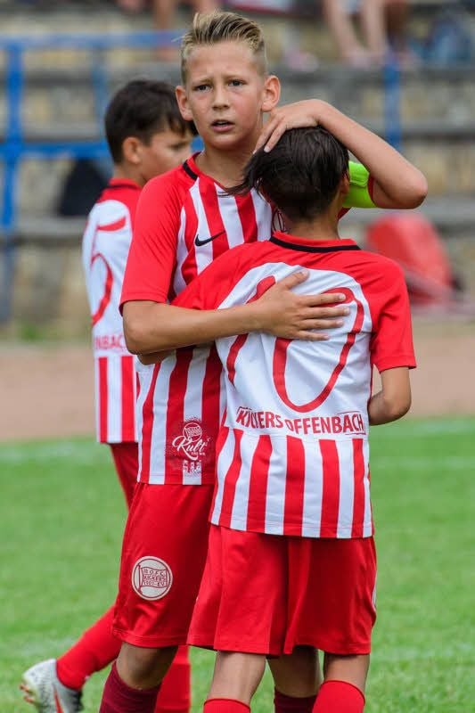 Maximilian Kluge als Kickers-Offenbach-Kapitän in Aktion - hier beim Bejubeln eines Treffers. Die Hessen belegten am Ende Rang vier.