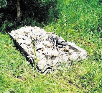 Circa 20 Asbestplatten wurden am Zirkelschacht abgelegt.