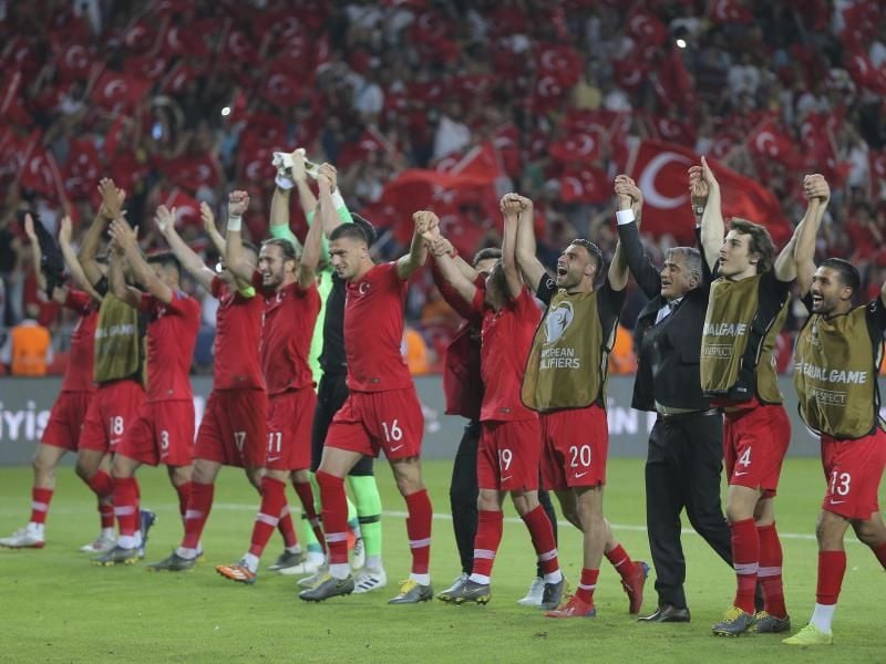 Die türkischen Spieler feiern den Sieg in der EM-Qualifikation über Weltmeister Frankreich. Foto: Uncredited/AP