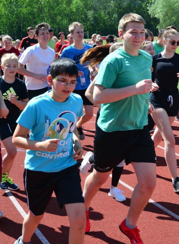 Die Schüler des Gymnasiums Carolinum liefen für einen guten Zweck etliche Stadionrunden.