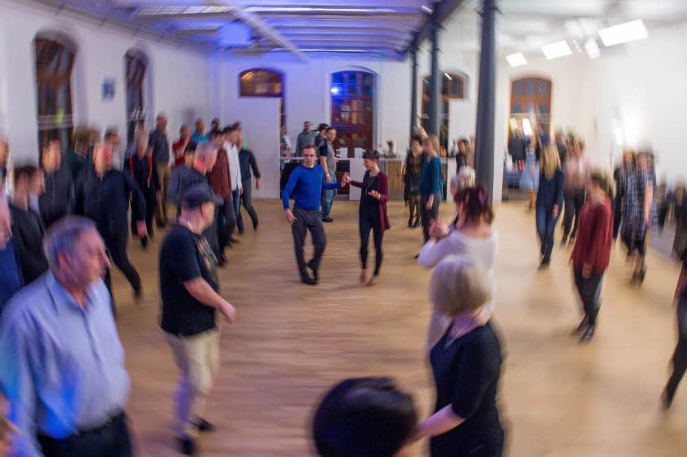 Volles Haus: Anlässlich der Eröffnungsfeier des Tanzhauses an der Saale bat Inhaber und Tanzlehrer Daniel Decker (Mitte) am Wochenende zum Cha-Cha-Cha Workshop.